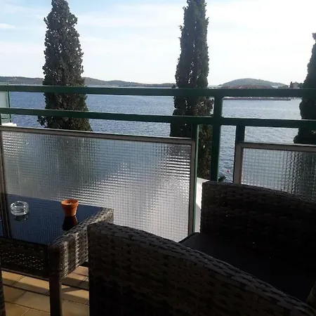Dalmatino Apartment *
