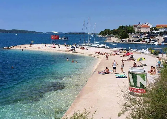 Dalmatino * Brodarica (Sibenik-Knin)